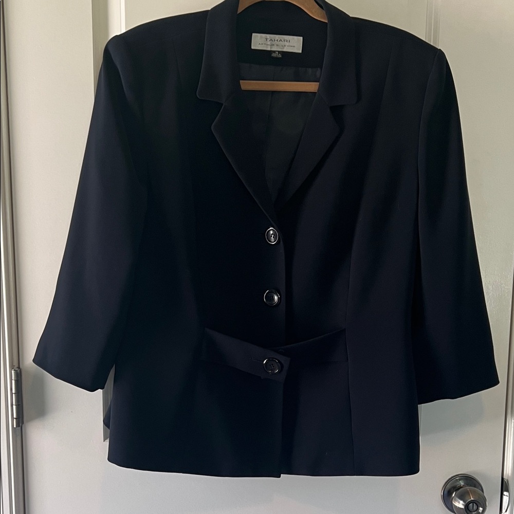 Elegant Tahari Women's Black Blazer Jacket